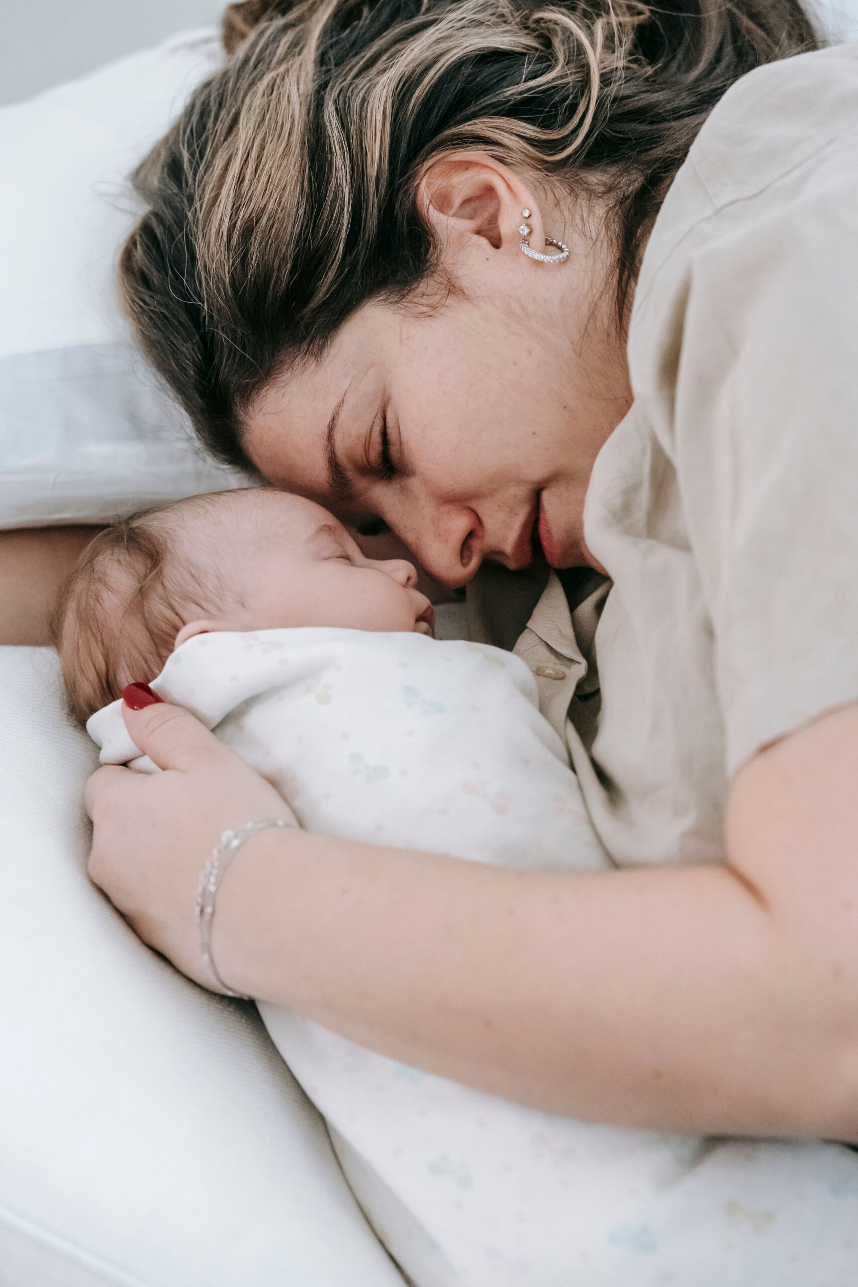 Mãe com bebé durante a recuperação pós-parto nas primeiras semanas